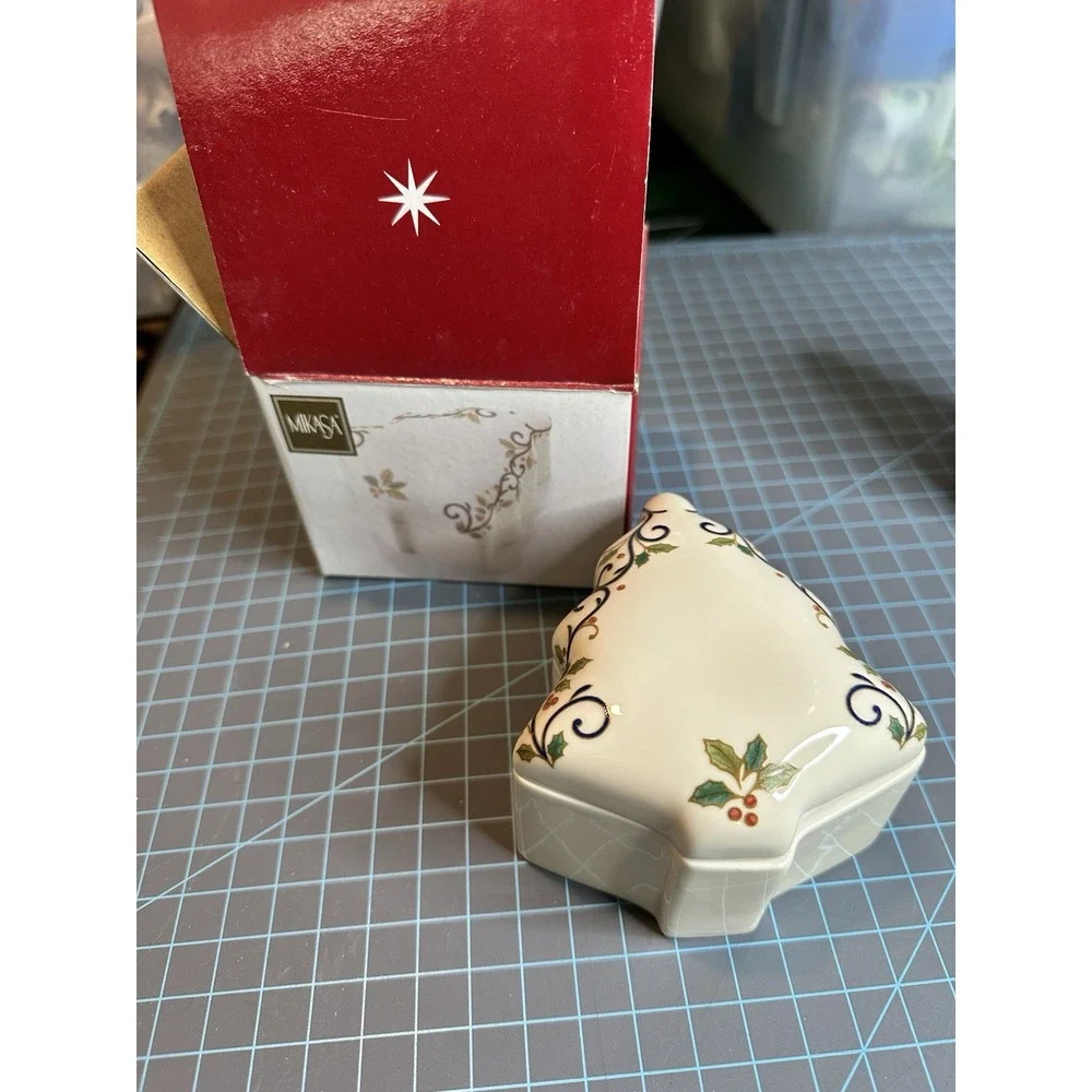 Trinket Box Mikasa Fine Porcelain FK026 Holiday Bloom Covered Christmas Tree 4.5